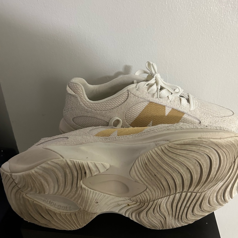 New balance sneakers hardly worn - Picture 4 of 4